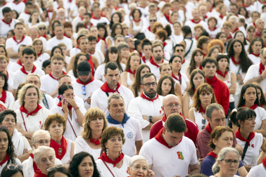 Fotos de la concentración multitudinaria en repulsa de las agresiones sexistas en Sanfermines
