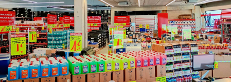 Interior de la tienda de Carter-Cash en el polígono Talluntxe en Tajonar