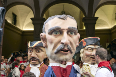 Fotos de la salida de la Comparsa de Gigantes y Cabezudos este 14 de julio de San Fermín 2025.