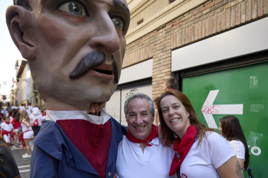 Fotos de la salida de la Comparsa de Gigantes y Cabezudos este 14 de julio de San Fermín 2025.