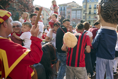 Fotos de la salida de la Comparsa de Gigantes y Cabezudos este 14 de julio de San Fermín 2025.