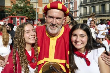 Fotos de la salida de la Comparsa de Gigantes y Cabezudos este 14 de julio de San Fermín 2025.