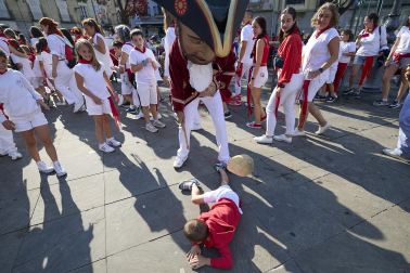 Fotos de la salida de la Comparsa de Gigantes y Cabezudos este 14 de julio de San Fermín 2025.