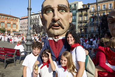 Fotos de la salida de la Comparsa de Gigantes y Cabezudos este 14 de julio de San Fermín 2025.