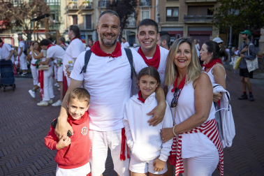Fotos de la salida de la Comparsa de Gigantes y Cabezudos este 14 de julio de San Fermín 2025.
