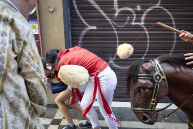 Fotos de la salida de la Comparsa de Gigantes y Cabezudos este 14 de julio de San Fermín 2025.