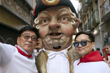 Fotos de la salida de la Comparsa de Gigantes y Cabezudos este 14 de julio de San Fermín 2025.