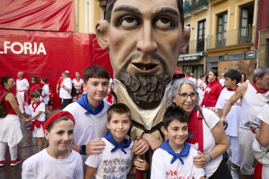 Fotos de la salida de la Comparsa de Gigantes y Cabezudos este 14 de julio de San Fermín 2025.
