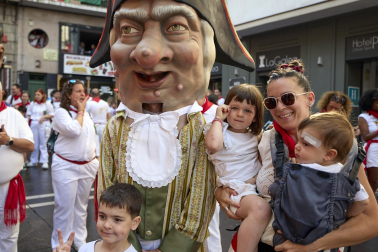 Fotos de la salida de la Comparsa de Gigantes y Cabezudos este 14 de julio de San Fermín 2025.
