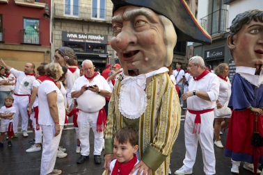 Fotos de la salida de la Comparsa de Gigantes y Cabezudos este 14 de julio de San Fermín 2025.