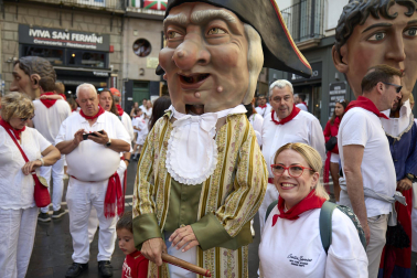 Fotos de la salida de la Comparsa de Gigantes y Cabezudos este 14 de julio de San Fermín 2025.