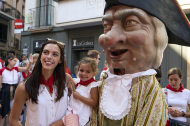 Fotos de la salida de la Comparsa de Gigantes y Cabezudos este 14 de julio de San Fermín 2025.