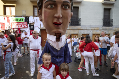 Fotos de la salida de la Comparsa de Gigantes y Cabezudos este 14 de julio de San Fermín 2025.