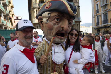 Fotos de la salida de la Comparsa de Gigantes y Cabezudos este 14 de julio de San Fermín 2025.