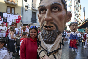 Fotos de la salida de la Comparsa de Gigantes y Cabezudos este 14 de julio de San Fermín 2025.