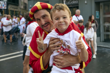 Fotos de la salida de la Comparsa de Gigantes y Cabezudos este 14 de julio de San Fermín 2025.