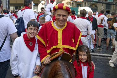 Fotos de la salida de la Comparsa de Gigantes y Cabezudos este 14 de julio de San Fermín 2025.