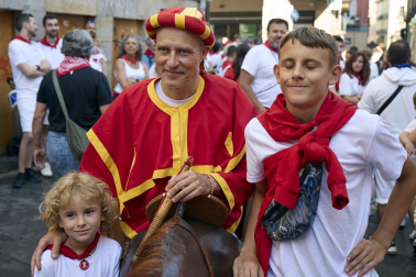 Fotos de la salida de la Comparsa de Gigantes y Cabezudos este 14 de julio de San Fermín 2025.