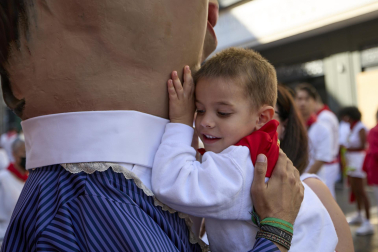 Fotos de la salida de la Comparsa de Gigantes y Cabezudos este 14 de julio de San Fermín 2025.