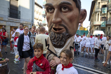 Fotos de la salida de la Comparsa de Gigantes y Cabezudos este 14 de julio de San Fermín 2025.