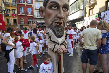 Fotos de la salida de la Comparsa de Gigantes y Cabezudos este 14 de julio de San Fermín 2025.