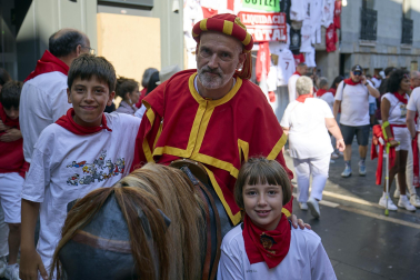 Fotos de la salida de la Comparsa de Gigantes y Cabezudos este 14 de julio de San Fermín 2025.