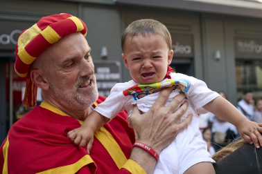 Fotos de la salida de la Comparsa de Gigantes y Cabezudos este 14 de julio de San Fermín 2025.