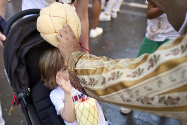Fotos de la salida de la Comparsa de Gigantes y Cabezudos este 14 de julio de San Fermín 2025.