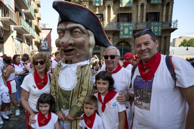 Fotos de la salida de la Comparsa de Gigantes y Cabezudos este 14 de julio de San Fermín 2025.
