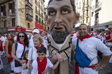 Fotos de la salida de la Comparsa de Gigantes y Cabezudos este 14 de julio de San Fermín 2025.