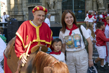 Fotos de la salida de la Comparsa de Gigantes y Cabezudos este 14 de julio de San Fermín 2025.
