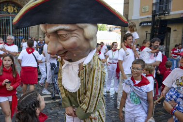 Fotos de la salida de la Comparsa de Gigantes y Cabezudos este 14 de julio de San Fermín 2025.