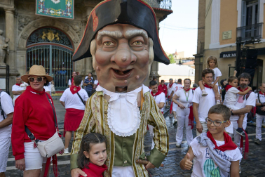 Fotos de la salida de la Comparsa de Gigantes y Cabezudos este 14 de julio de San Fermín 2025.
