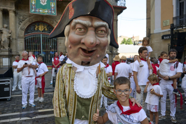 Fotos de la salida de la Comparsa de Gigantes y Cabezudos este 14 de julio de San Fermín 2025.