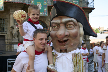 Fotos de la salida de la Comparsa de Gigantes y Cabezudos este 14 de julio de San Fermín 2025.