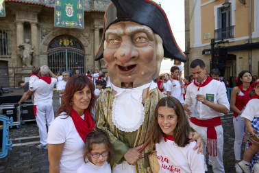 Fotos de la salida de la Comparsa de Gigantes y Cabezudos este 14 de julio de San Fermín 2025.