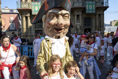 Fotos de la salida de la Comparsa de Gigantes y Cabezudos este 14 de julio de San Fermín 2025.