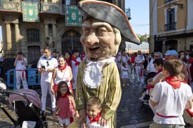 Fotos de la salida de la Comparsa de Gigantes y Cabezudos este 14 de julio de San Fermín 2025.