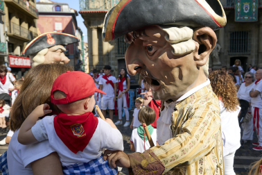 Fotos de la salida de la Comparsa de Gigantes y Cabezudos este 14 de julio de San Fermín 2025.