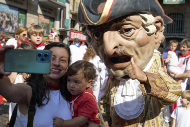 Fotos de la salida de la Comparsa de Gigantes y Cabezudos este 14 de julio de San Fermín 2025.