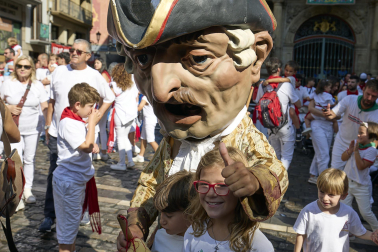 Fotos de la salida de la Comparsa de Gigantes y Cabezudos este 14 de julio de San Fermín 2025.