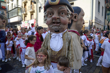 Fotos de la salida de la Comparsa de Gigantes y Cabezudos este 14 de julio de San Fermín 2025.