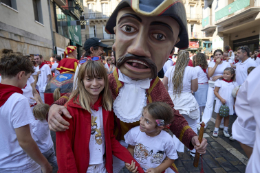 Fotos de la salida de la Comparsa de Gigantes y Cabezudos este 14 de julio de San Fermín 2025.