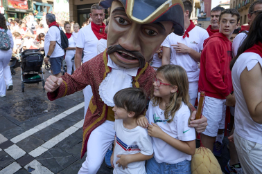 Fotos de la salida de la Comparsa de Gigantes y Cabezudos este 14 de julio de San Fermín 2025.