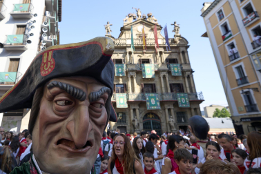 Fotos de la salida de la Comparsa de Gigantes y Cabezudos este 14 de julio de San Fermín 2025.