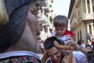 Fotos de la salida de la Comparsa de Gigantes y Cabezudos este 14 de julio de San Fermín 2025.
