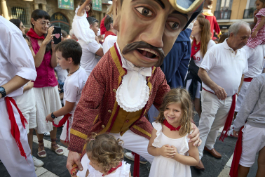 Fotos de la salida de la Comparsa de Gigantes y Cabezudos este 14 de julio de San Fermín 2025.