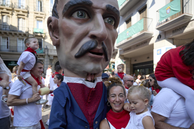 Fotos de la salida de la Comparsa de Gigantes y Cabezudos este 14 de julio de San Fermín 2025.