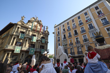 Fotos de la salida de la Comparsa de Gigantes y Cabezudos este 14 de julio de San Fermín 2025.
