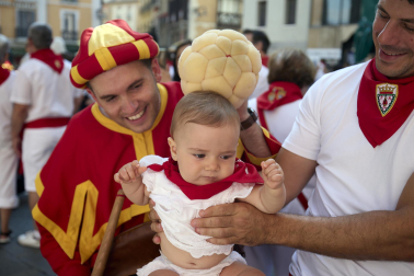 Fotos de la salida de la Comparsa de Gigantes y Cabezudos este 14 de julio de San Fermín 2025.